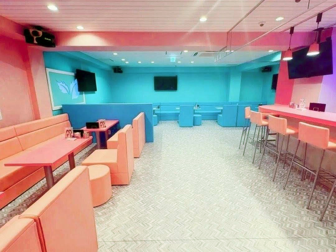 PINK / MINTY 神戸三宮店 店内(ピンクとミントのソファ席が並ぶ内装)