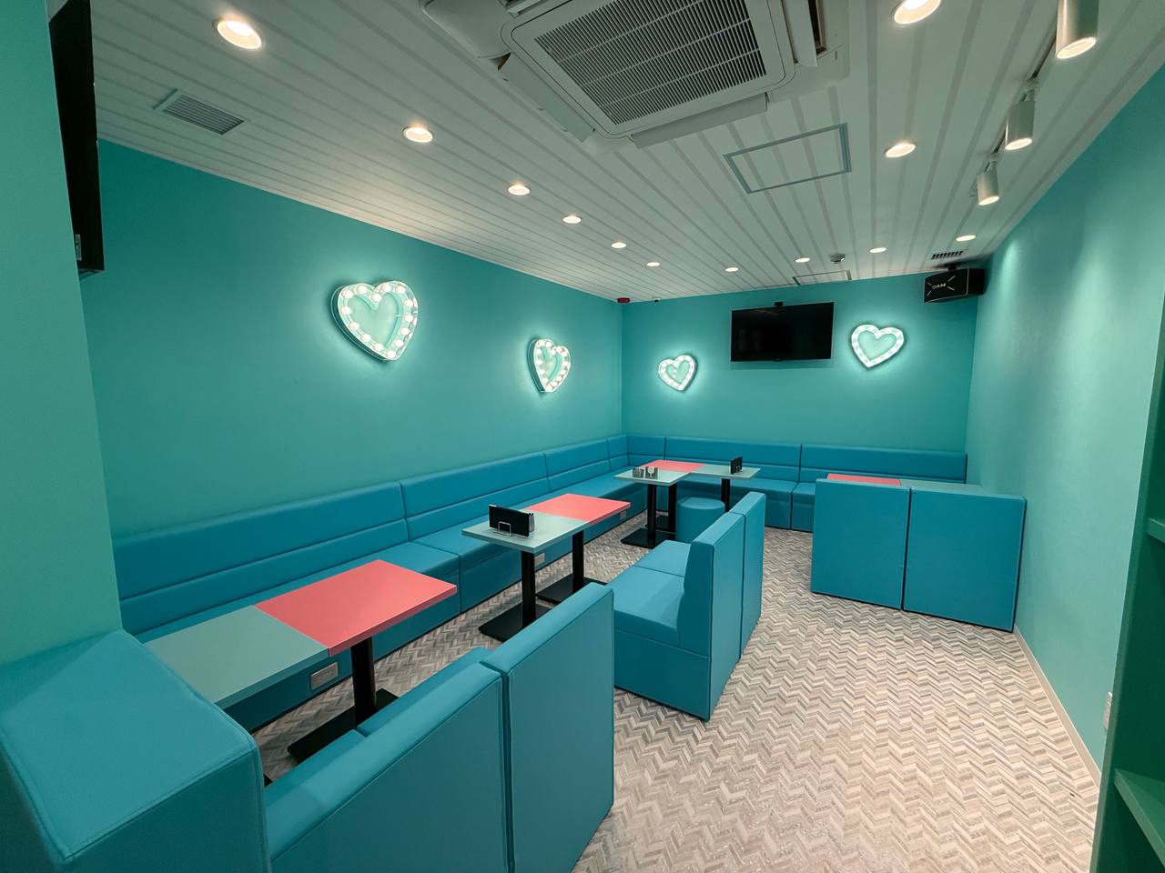 MINTY MONSTER 十三店 店内(ミントの壁とハートのネオン、ソファ席)